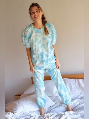 CLARE V.
Light blue tie-dye sweatshirt, size XL.